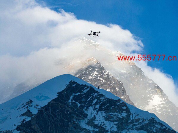 齐鲁频道每日新闻 大疆在珠穆朗玛峰完成人人初度无东谈主机输送测试，可佩戴15公斤分量进行往复